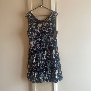 Sleeveless dark blue short dress with floral pattern
